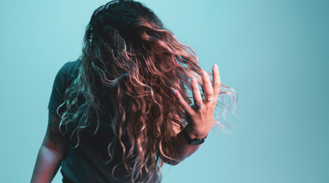 жінка страждає на мігрень - фото 566430