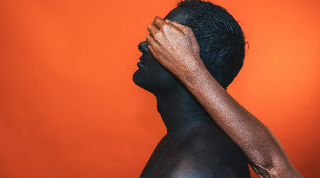 чоловік із закритими очима - фото 566437