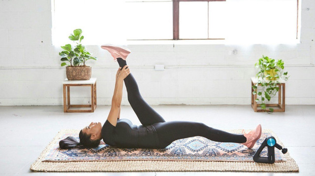 жінка виконує розтяжку перед тренуванням - фото 566576