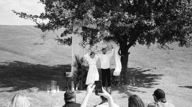 щасливе подружжя святкує - фото 566592