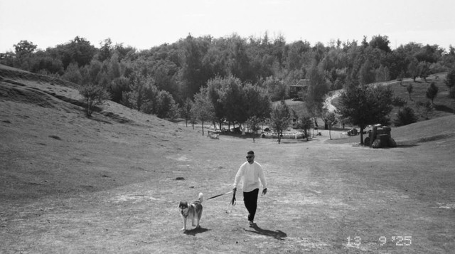 молодий йде до місця церемонії - фото 566594