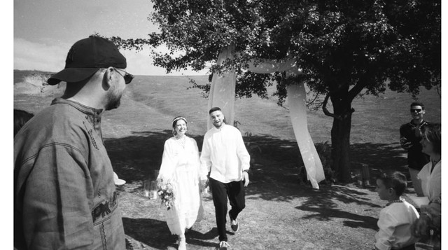 молоде подружжя йде до друзів - фото 566596