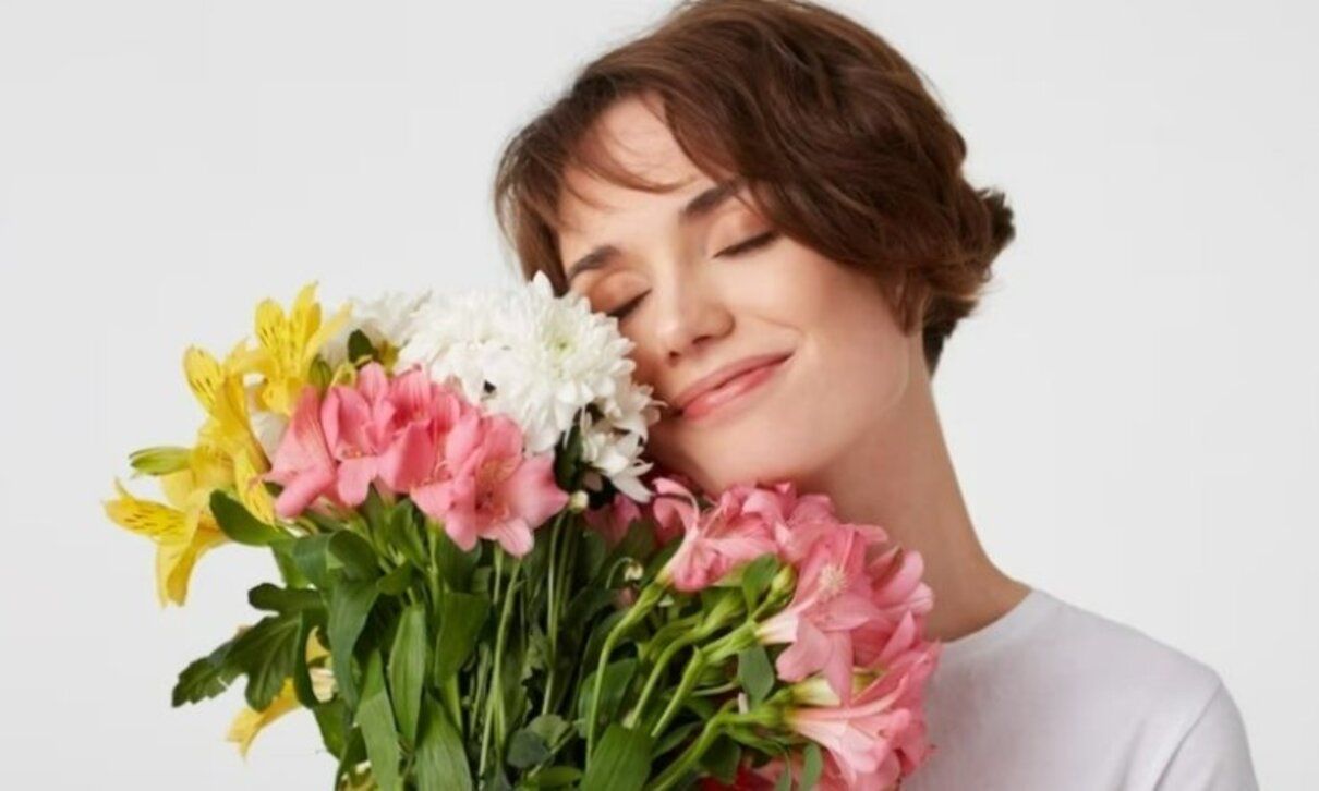 Вітання для іменинниці 17 вересня: оригінальні картинки, вірші та СМС для Любові