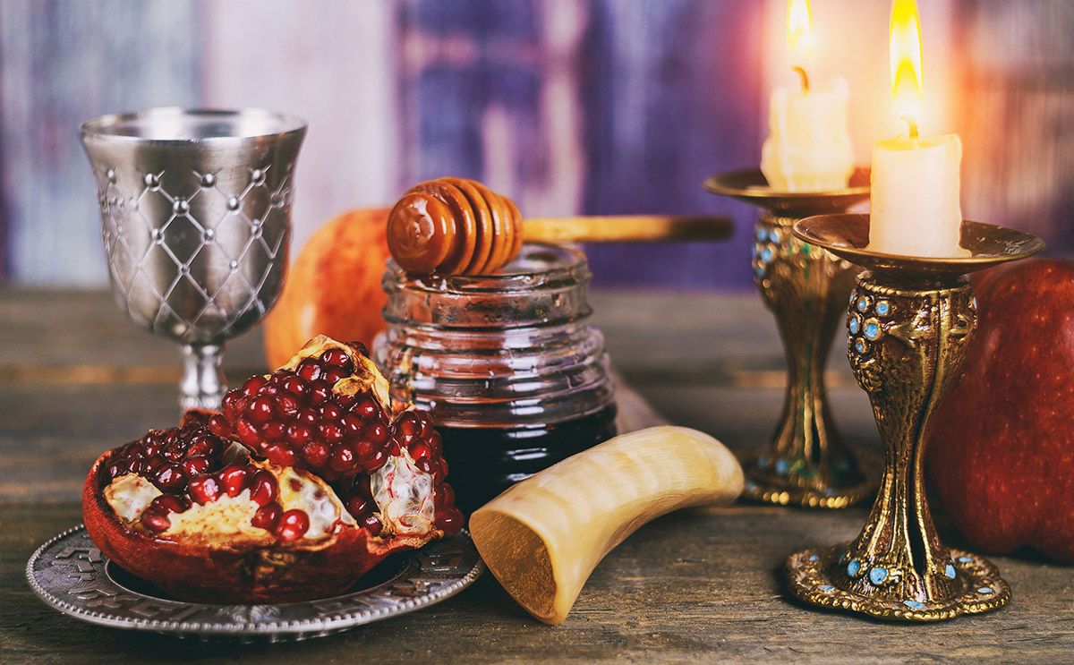 Хала, яблука з медом та гранат – традиційні страви на Єврейський Новий рік