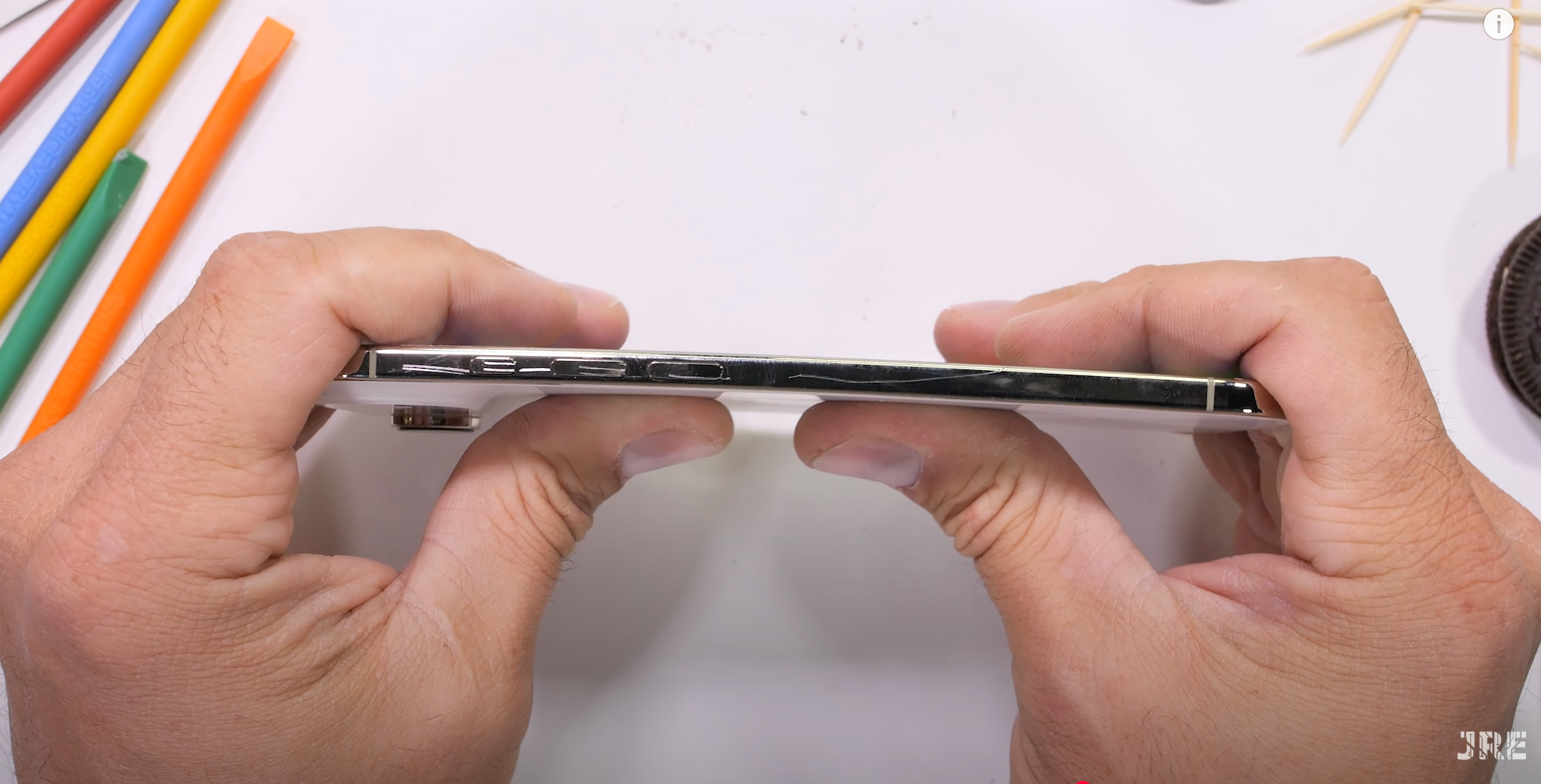 iPhone Air потрапив до рук "руйнівника смартфонів": чи вдалось його зігнути голіруч