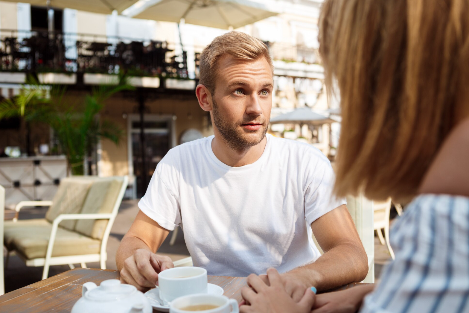 Чого насправді боїться попросити закоханий чоловік: жінкам варто знати