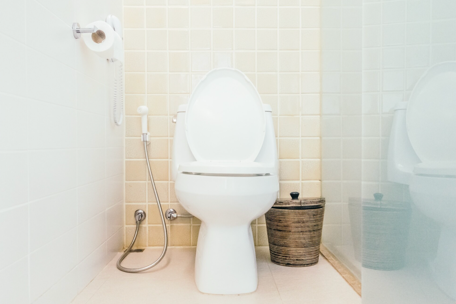 Проблем не наберешся: ось що не можна змивати в унітаз