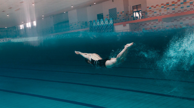 Як плавання допомагає спалювати калорії? - фото 567507
