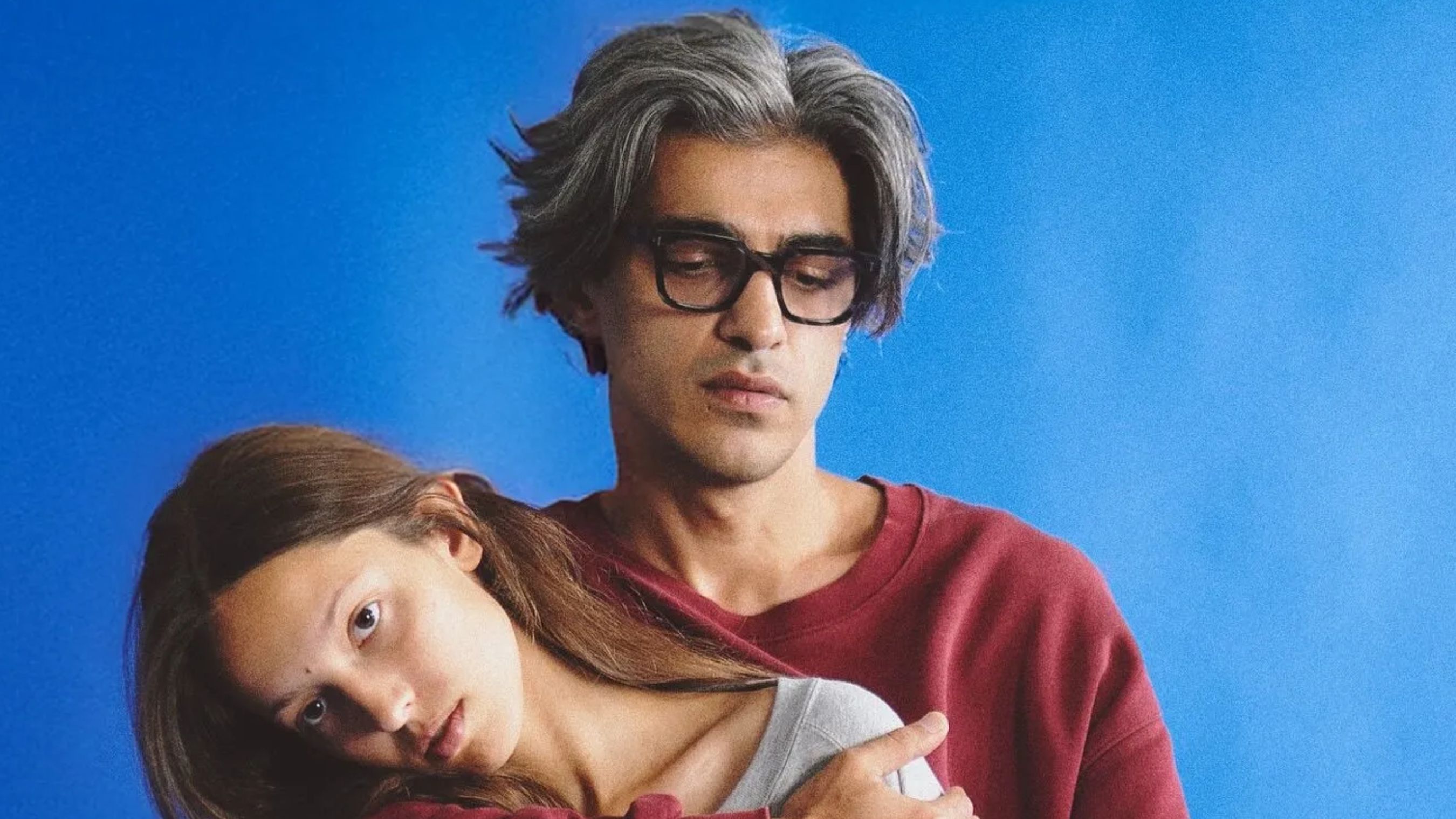 Роман на 16 років різниці: відомий режисер і 18-річна співачка підтвердили стосунки