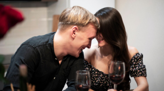 Чому старші жінки почуваються краще з молодшими партнерами? - фото 567636