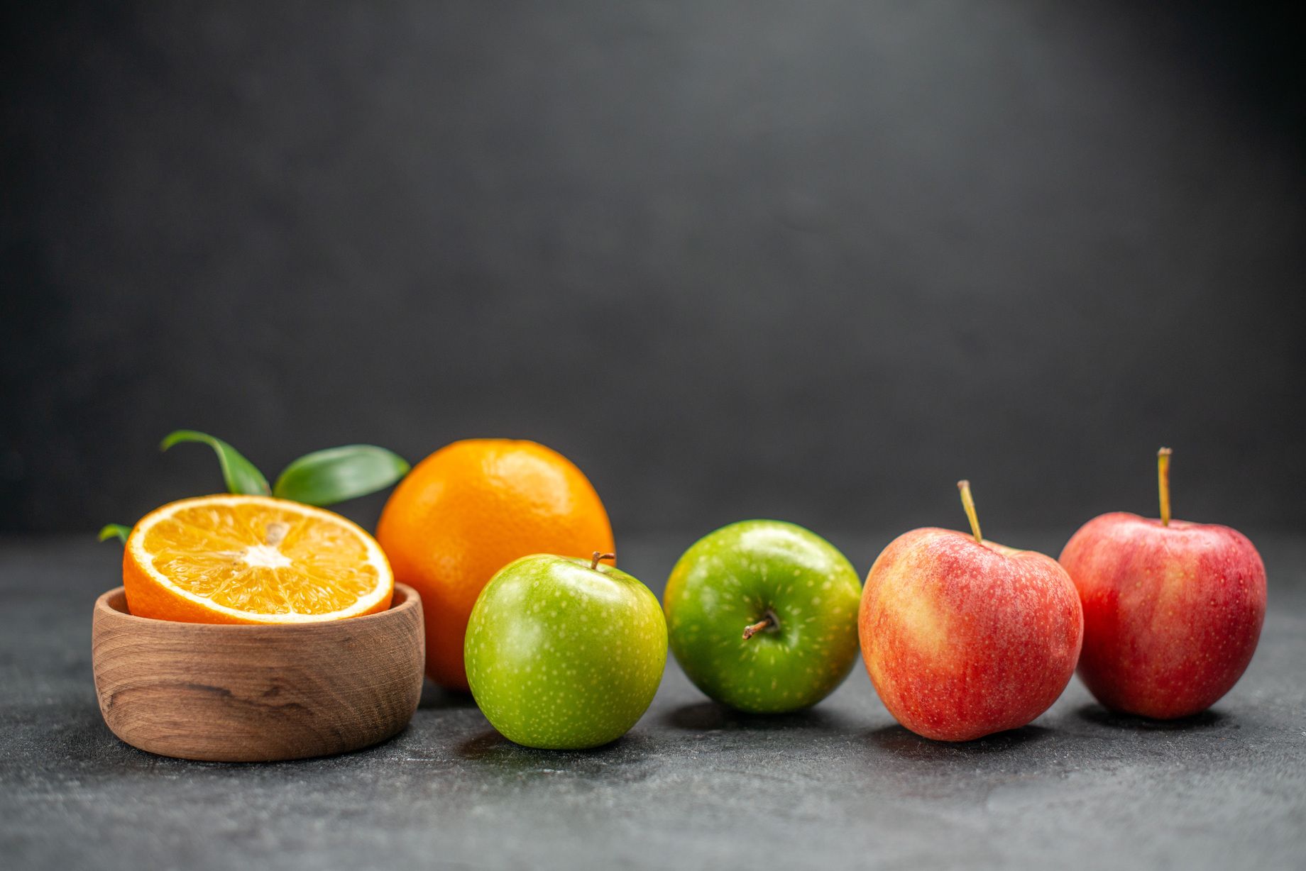 Яблука чи апельсини: який фрукт корисніший для здоров'я