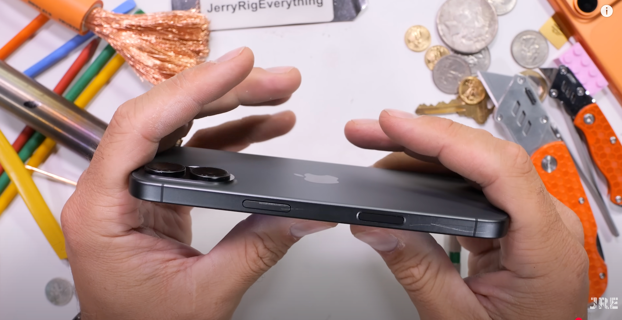 Базовий iPhone 17 протестували на міцність: чи вдалось зігнути смартфон