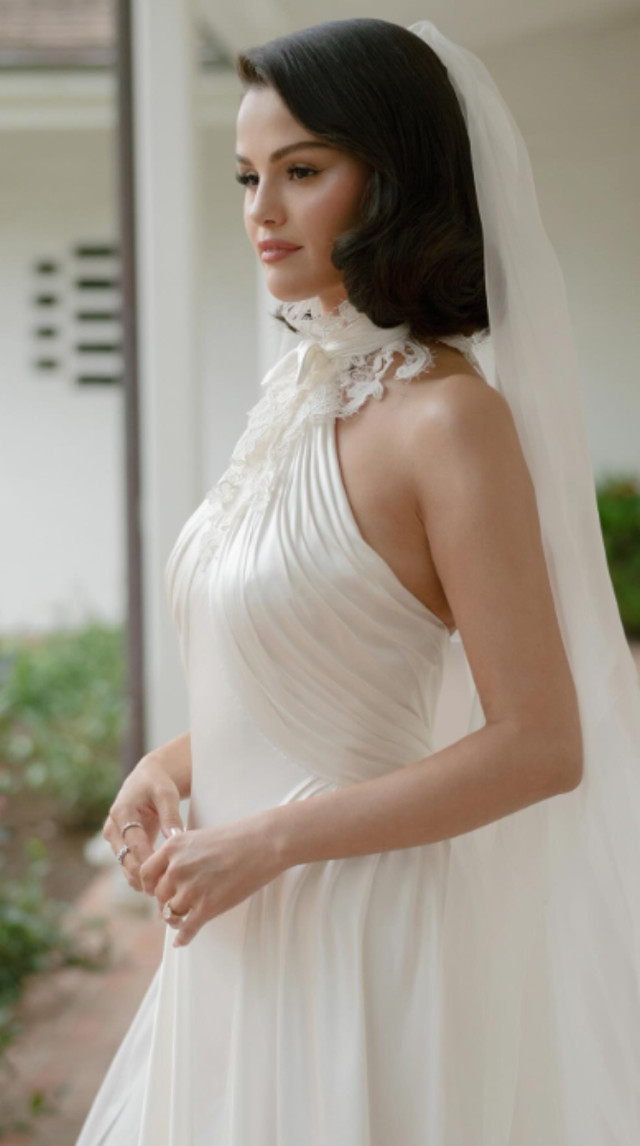 Три сукні – три образи: Селена Гомес вразила вибором весільного вбрання - фото 568305