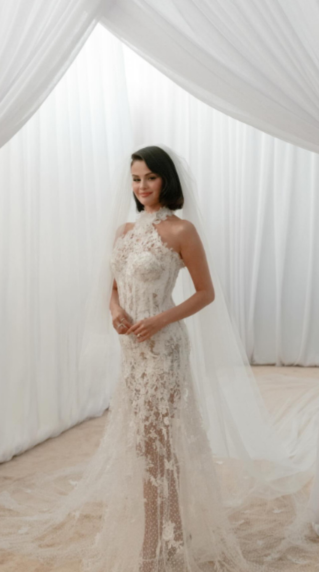 Три сукні – три образи: Селена Гомес вразила вибором весільного вбрання - фото 568306