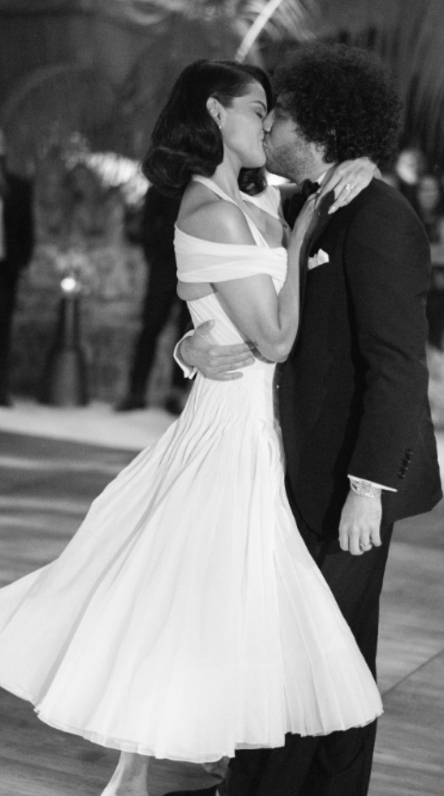 Три сукні – три образи: Селена Гомес вразила вибором весільного вбрання - фото 568307