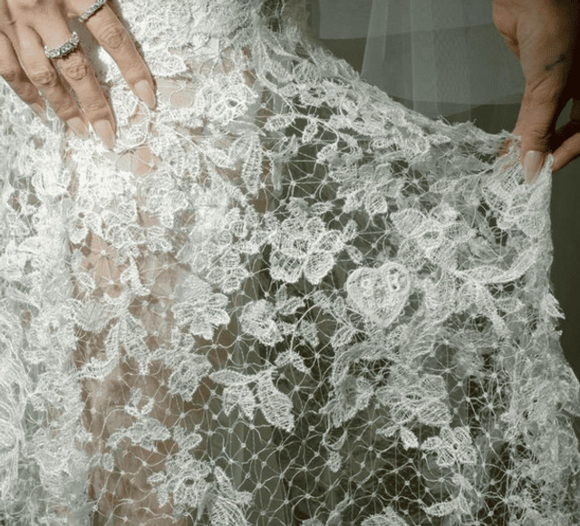 Селена Гомес розкрила найніжнішу деталь свого весілля — особисте послання у вбранні - фото 568497