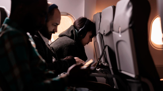 Чому не варто сідати у хвості літака - фото 568596