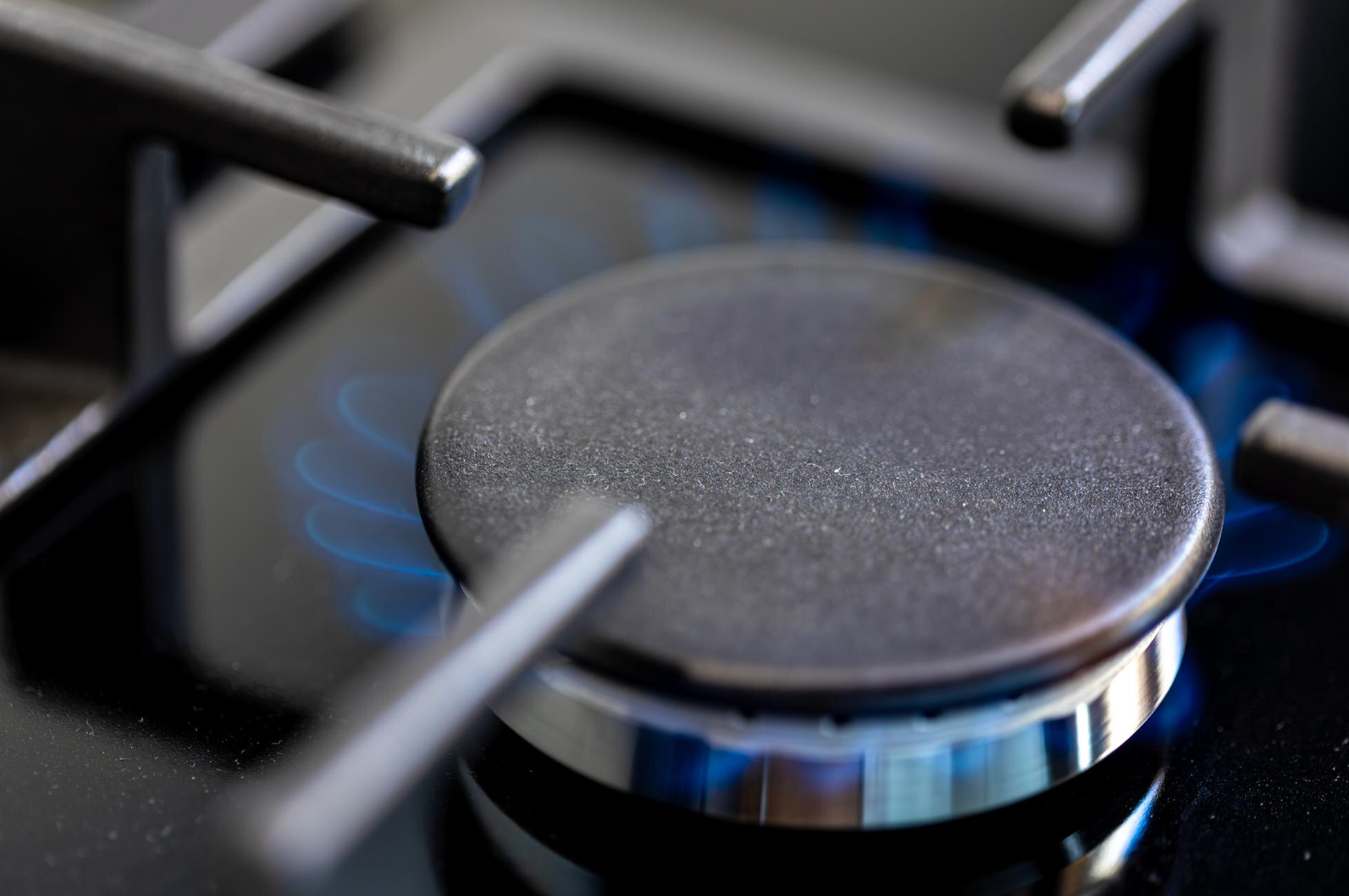 Що ні в якому разі не можна робити над плитою: пояснення газовиків