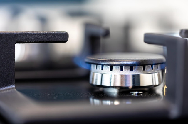 Що ні в якому разі не можна робити над плитою: пояснення газовиків - фото 568698