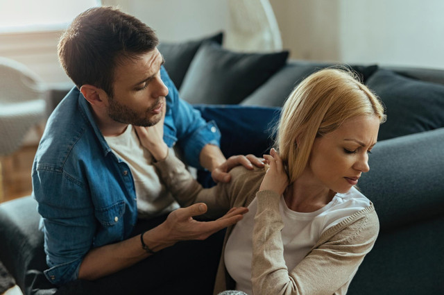 Чому партнер не ладнає з вашими друзями і як знайти баланс у стосунках - фото 568722