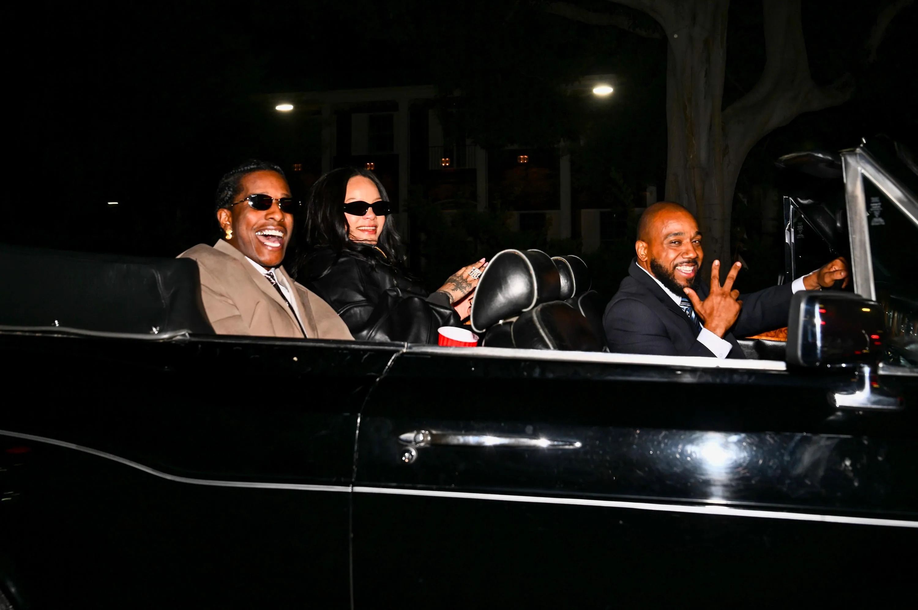 Ріанна вперше з'явилася на публіці після народження доньки та вразила образом у чорному