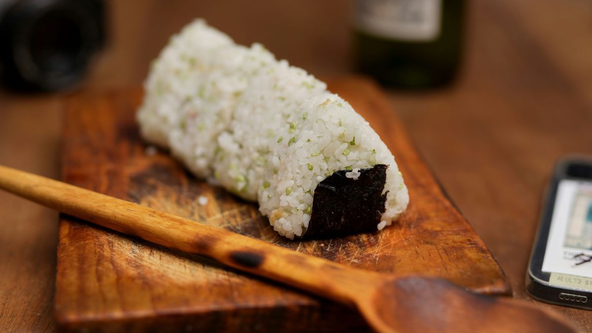 Смак Японії на вашій кухні: простий рецепт онігірі з тунцем від Клопотенка