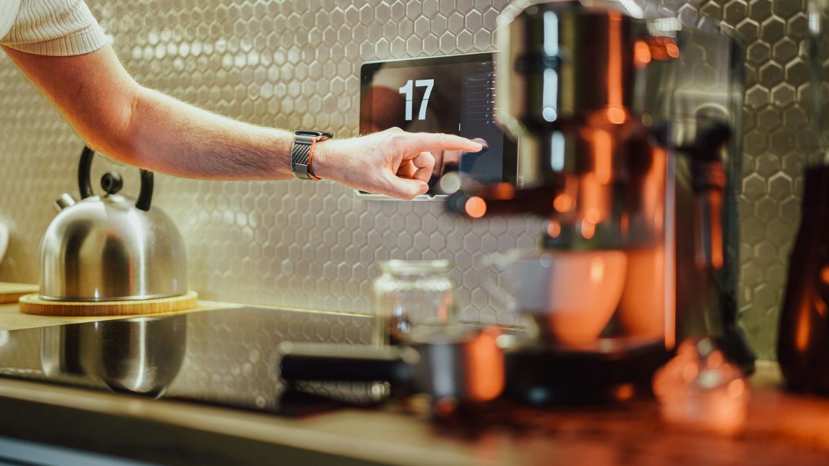 Побутові “вампіри”: які пристрої варто вимикати, щоб заощадити електроенергію