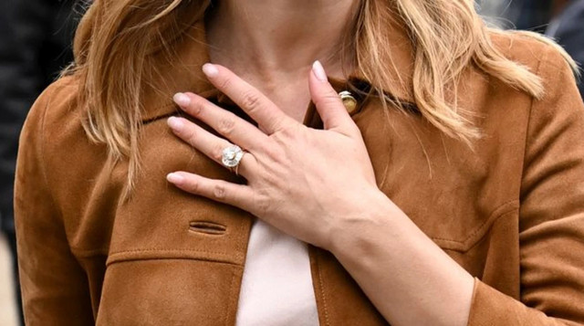 Емма Уотсон у Парижі здивувала каблучкою на підмізинному пальці - фото 568860