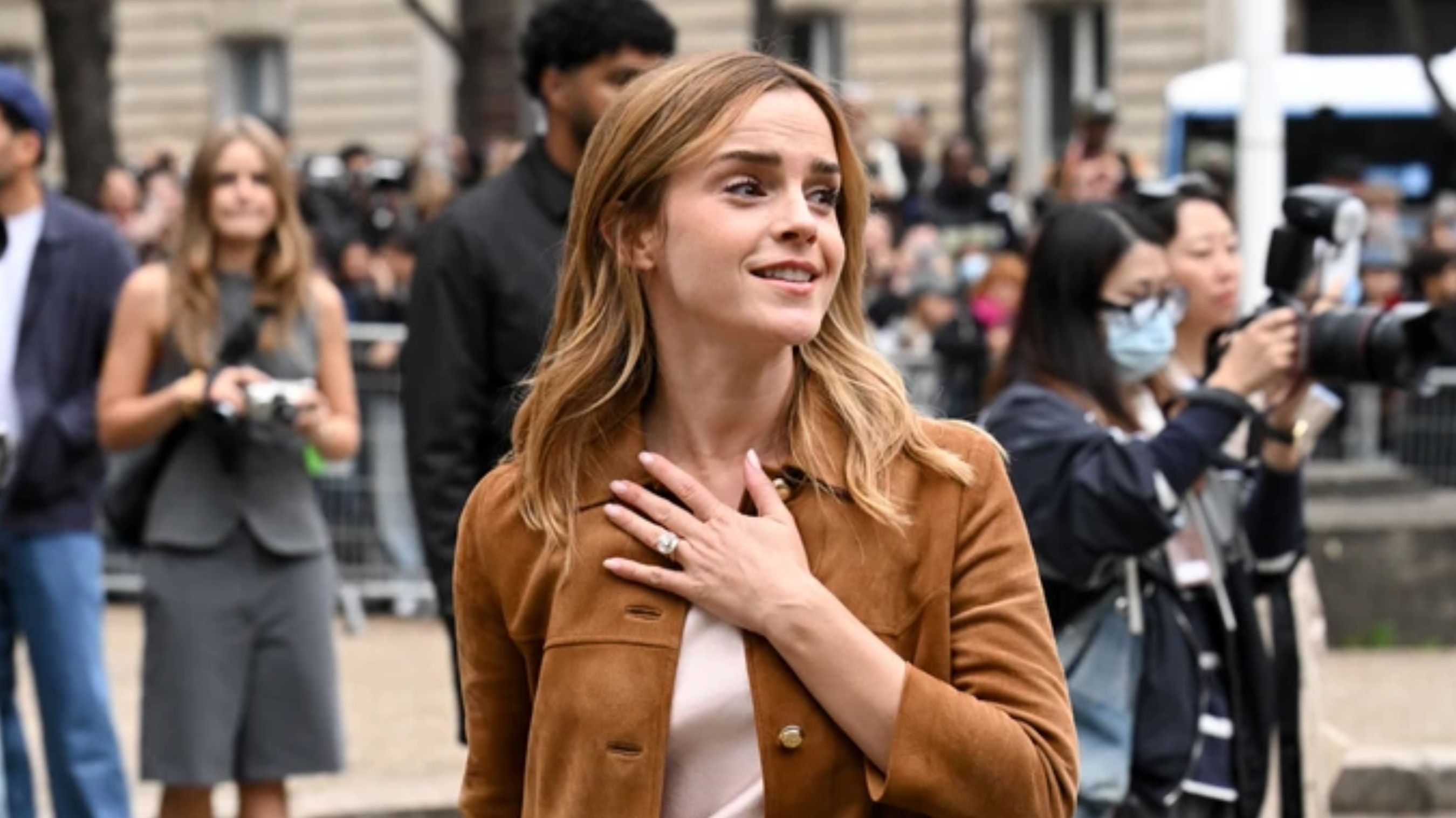 Емма Уотсон у Парижі здивувала каблучкою на підмізинному пальці