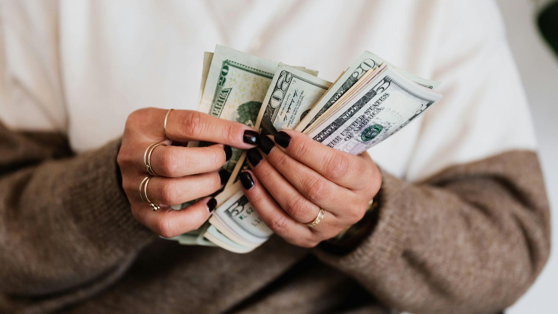 Яким знакам Зодіаку чекати премії на роботі вже у жовтні