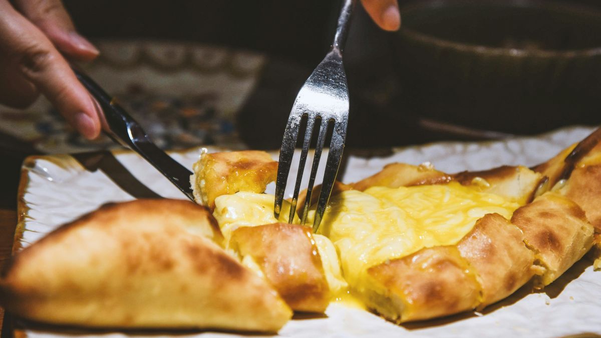 Справжній смак Грузії: 2 найпростіших рецепти хачапурі на сковороді