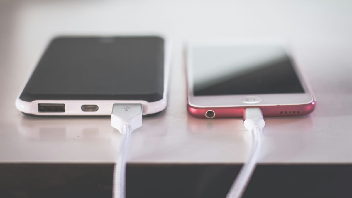 Все не так однозначно: фахівці пояснили, чи варто залишати телефон на зарядці на ніч