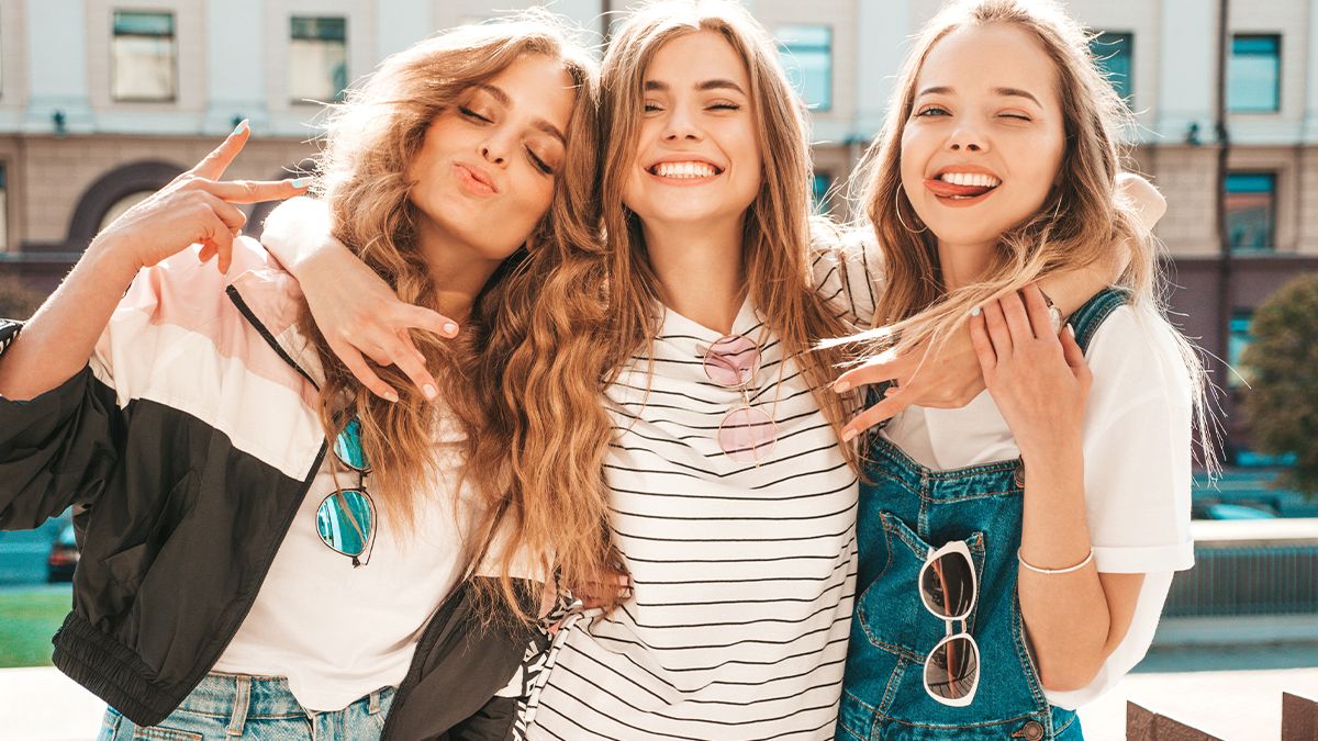 З Міжнародним днем дівчат: красиві листівки та вірші з привітаннями