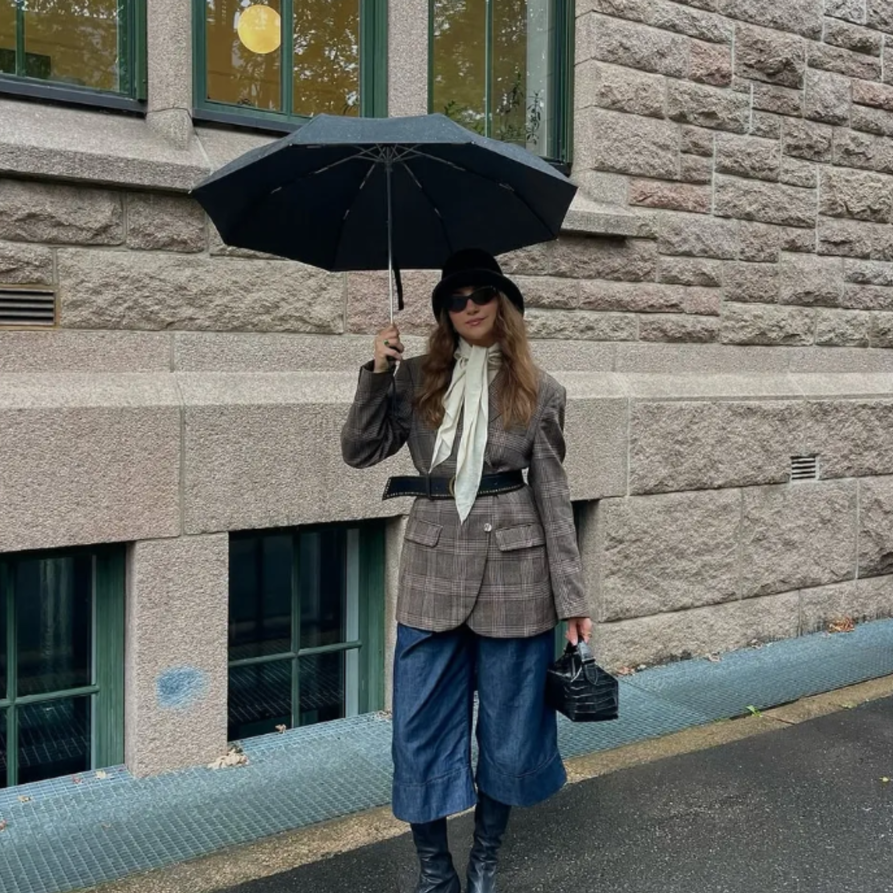 Як носити головний тренд осені — чоботи до коліна, які обожнюють парижанки