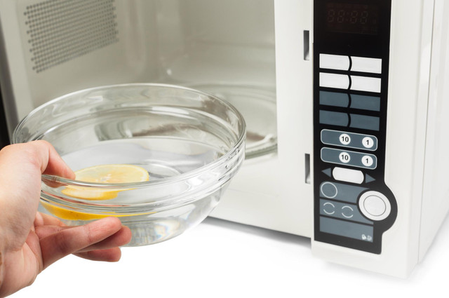 Легкий спосіб очистити мікрохвильовку: без зусиль і за кілька секунд - фото 569342