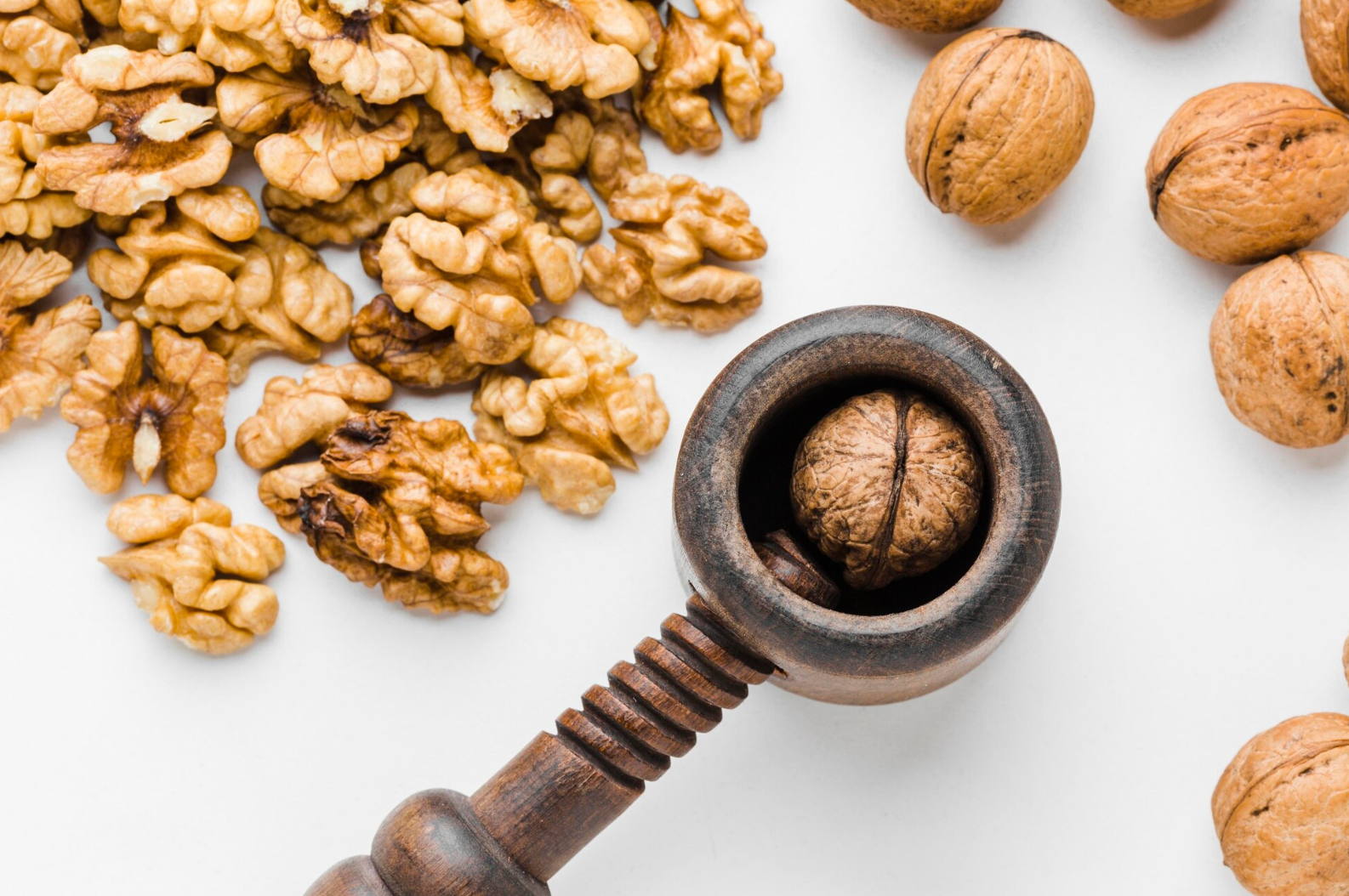 Гору волоських горіхів почистите за лічені хвилини з цим лайфхаком з тіктоку