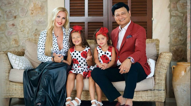 Камалія з ексчоловіком та донечками - фото 569546