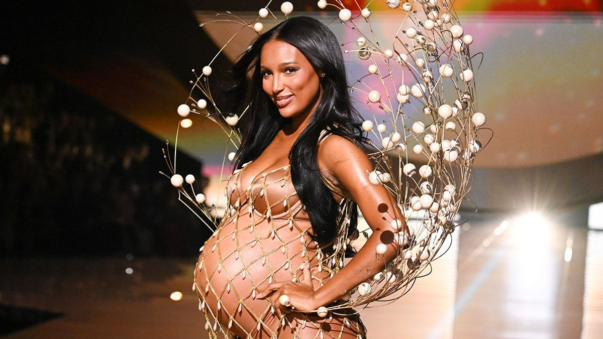 Показ Victoria's Secret у Нью-Йорку відкрила вагітна модель Жасмін Тукс: вражаючий вихід — Радіо Незламних