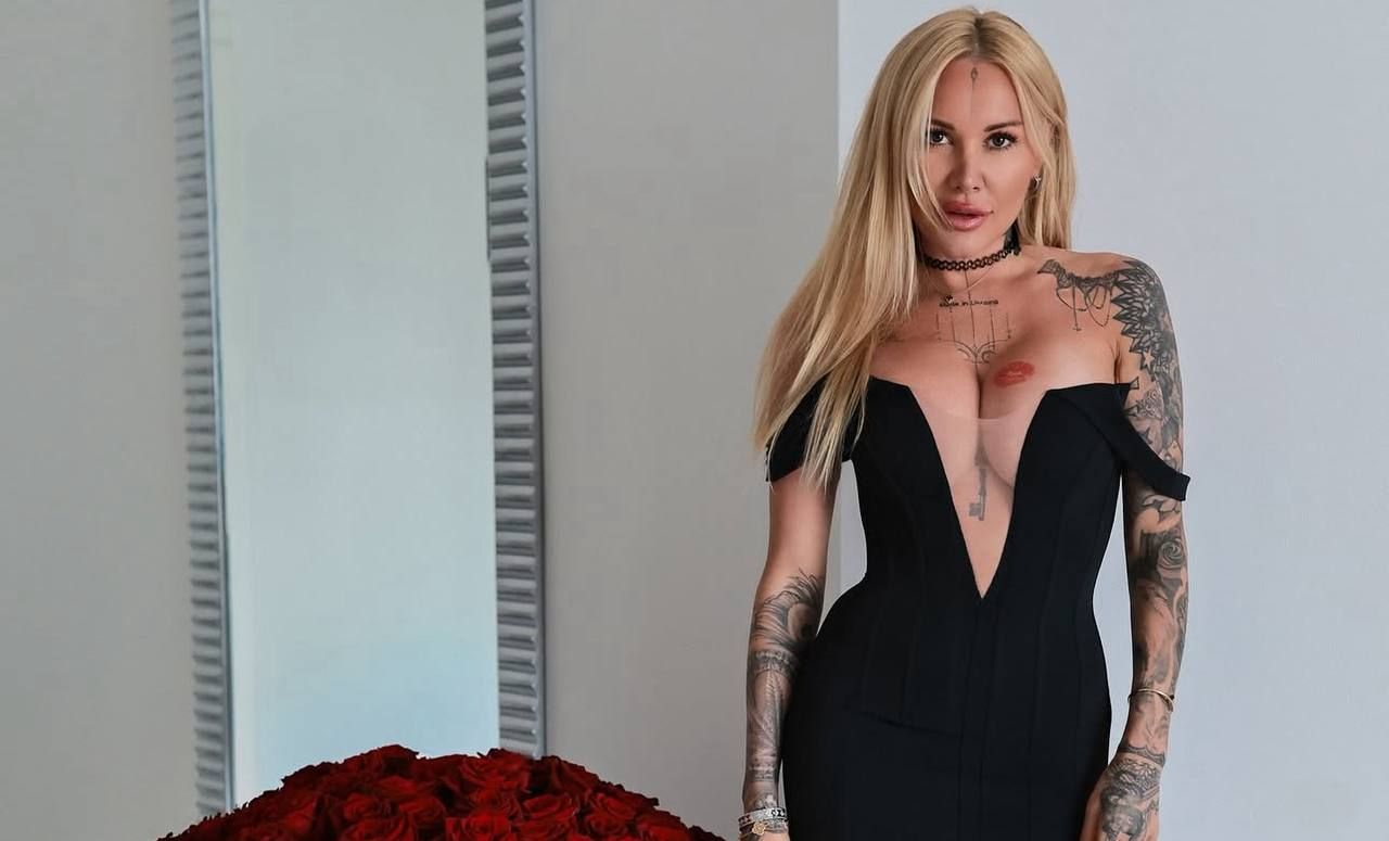 Розлучена і спокуслива: колишня футболіста відповіла фанатам, що серце належить іншому