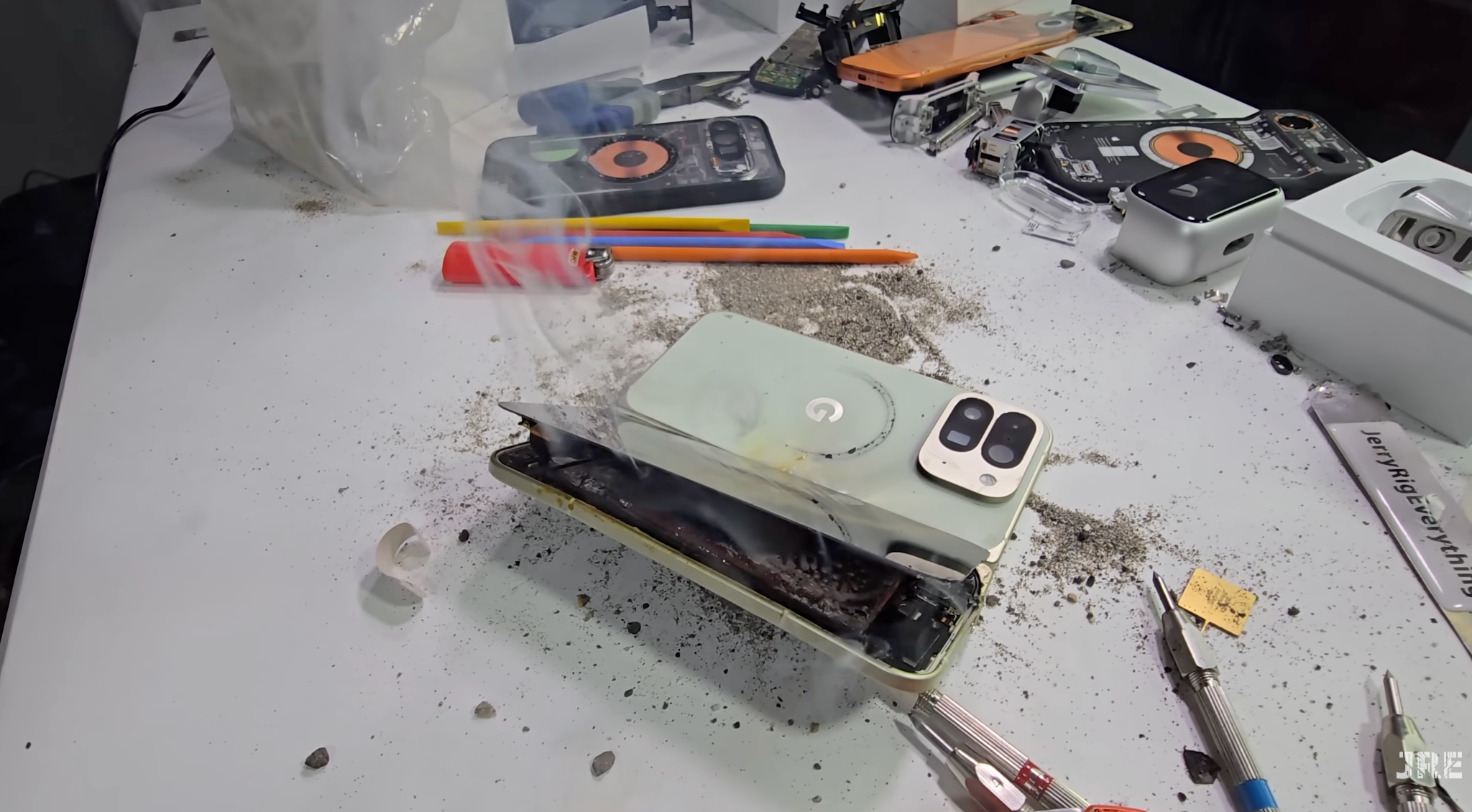 Перший за 10 років: у руйнівника смартфонів у руках вибухнув Pixel під час тестування