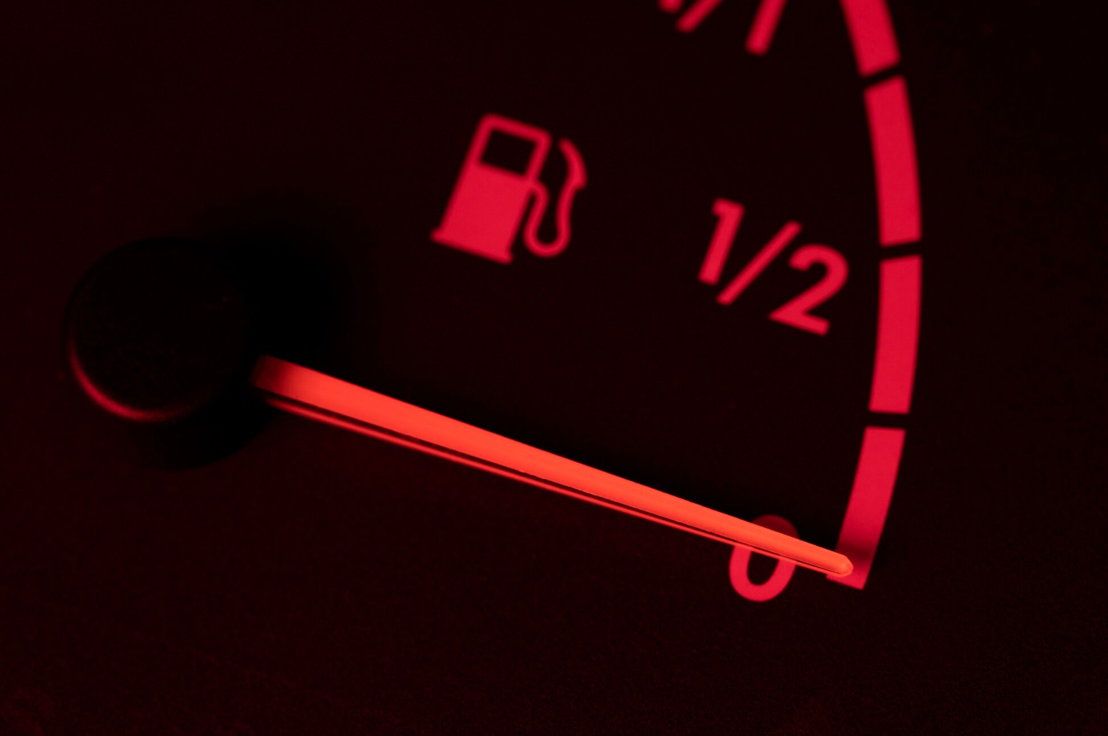 Ось що відбувається з двигуном вашого авто, коли закінчується бензин