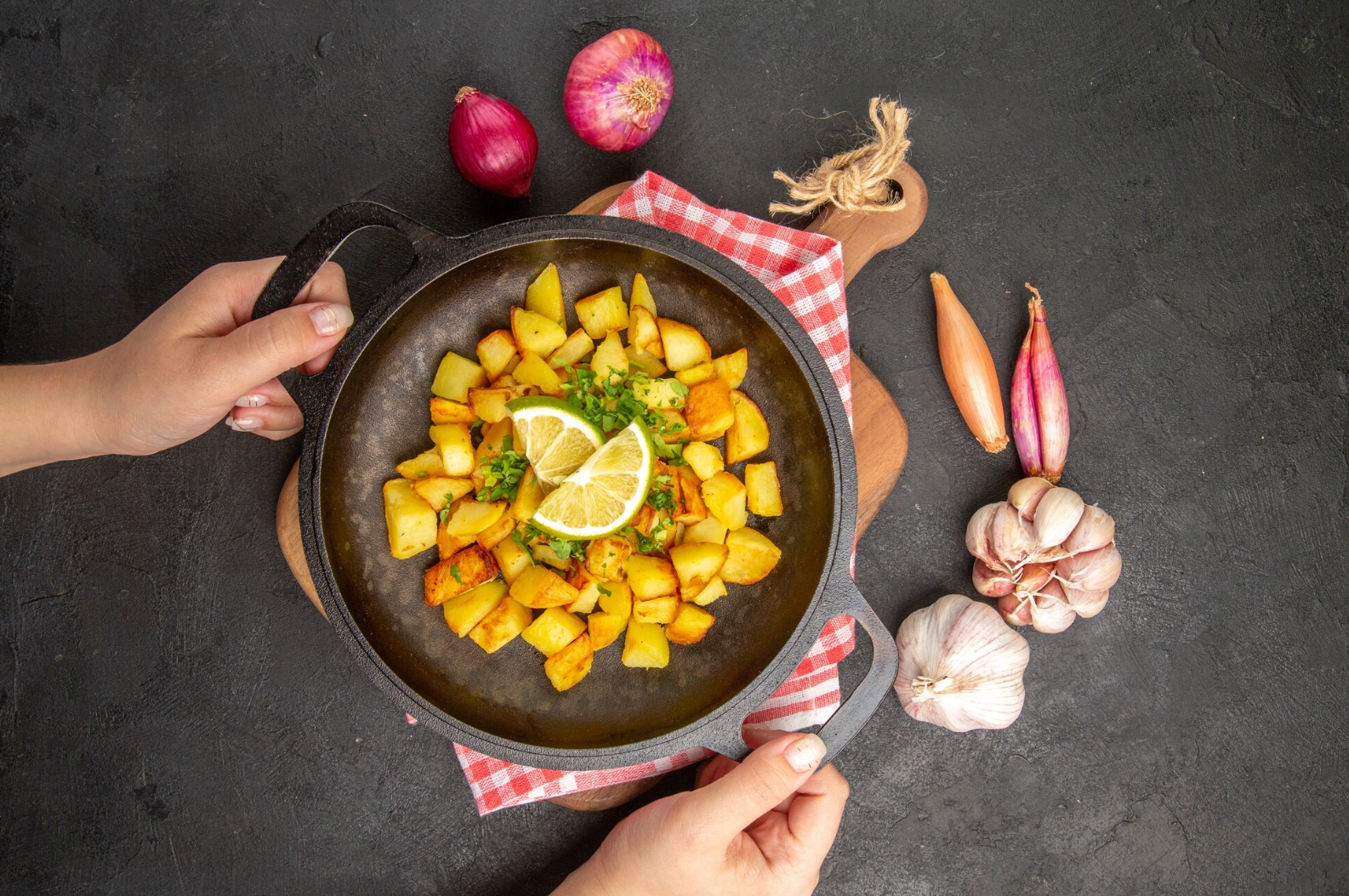 Не викидайте сковорідку: простий спосіб позбутися іржі за хвилини