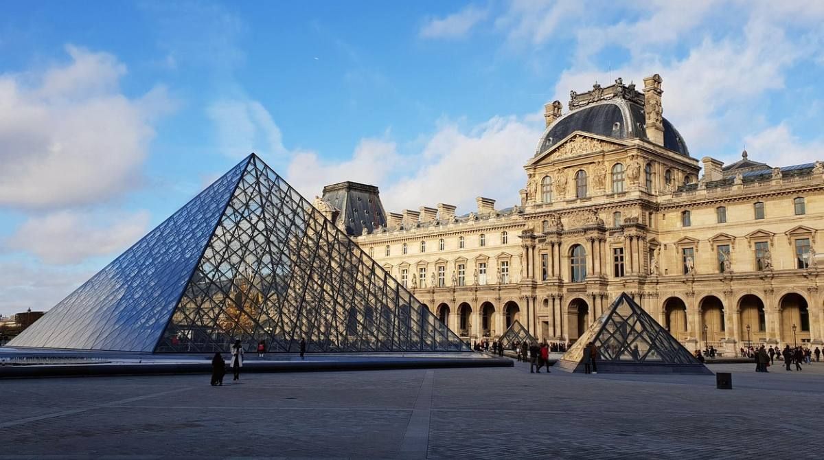 У Франції пограбували Лувр: реакція Макрона, деталі та знайдені коштовності