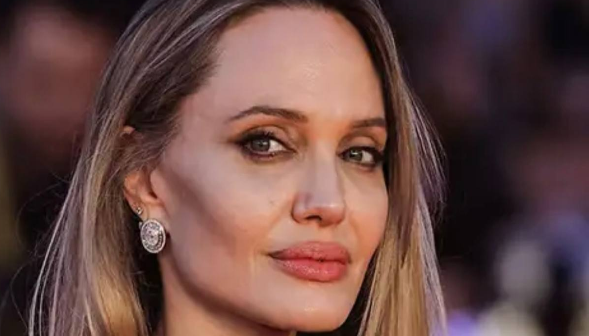 Анджеліна Джолі підкорила Рим сукнею з відвертим вирізом на спині: як зірка вразила шанува