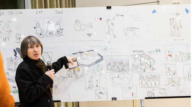 Алевтина Кахідзе демонструє малюнки з майбутньої стрічки - фото 570692