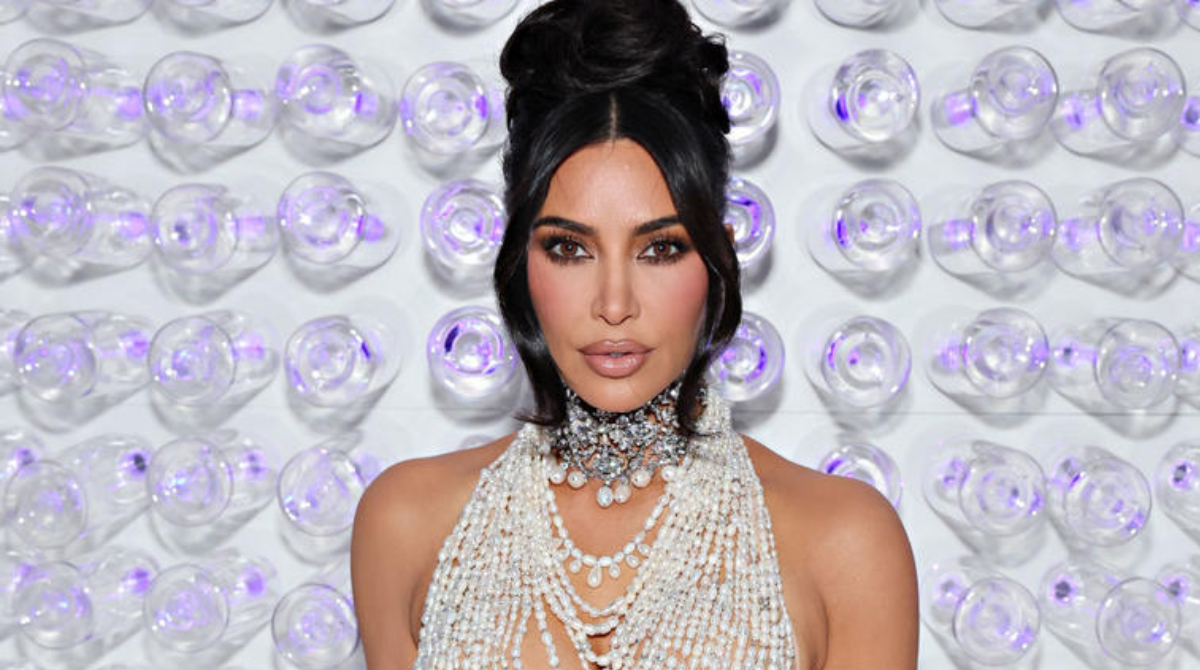 Дві легендарні сукні: як Кім Кардаш’ян відсвяткувала своє 45-річчя у Парижі