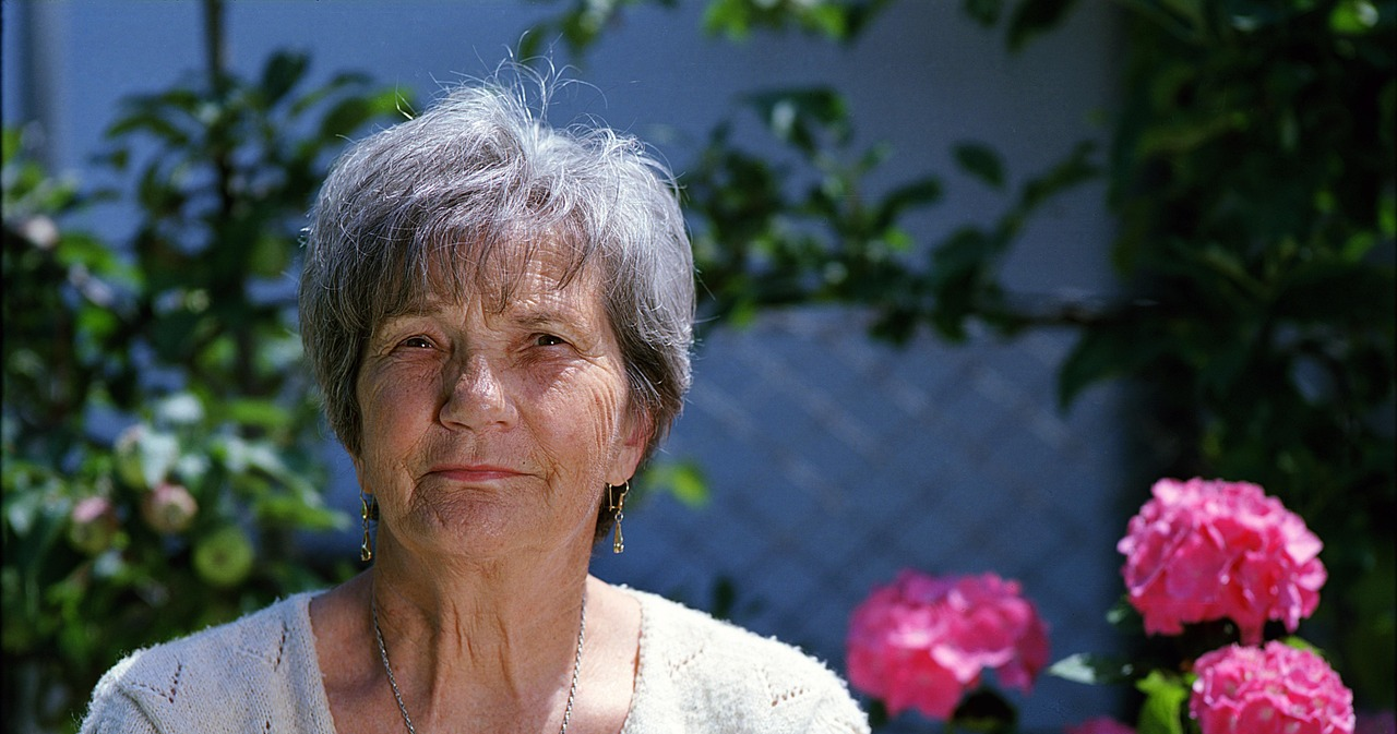 3 речі, які миттєво старять жінку після 50: як уникнути типових помилок у зовнішності