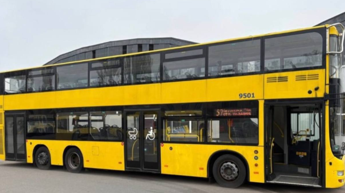 У Києві тестують двоповерховий автобус з Берліна: де він курсуватиме