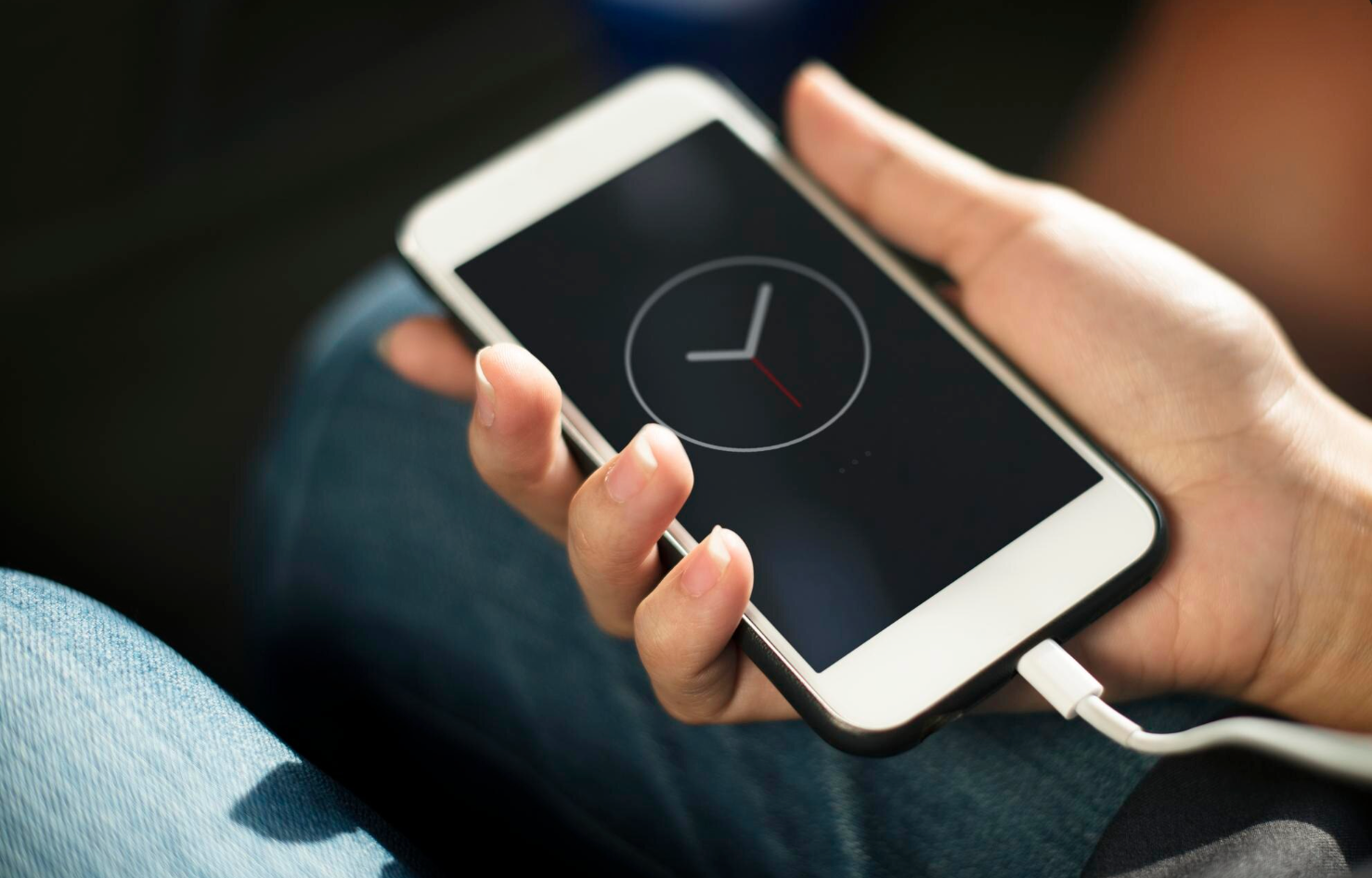 Годинник не оновився сам: інструкція, як перевести час на Android та iPhone