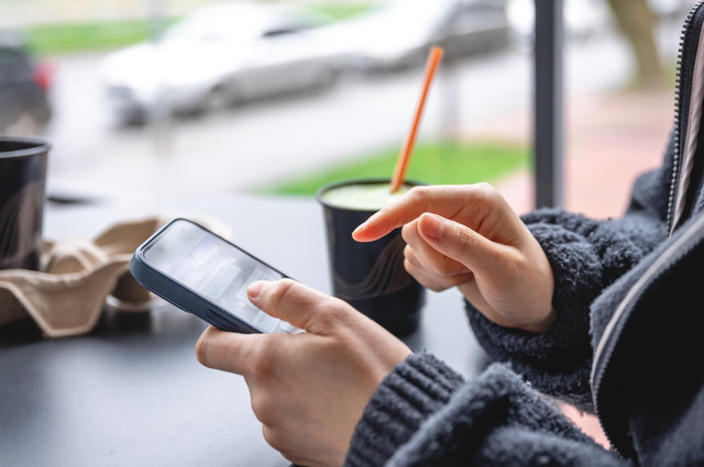 Годинник не оновився сам: інструкція, як перевести час на Android та iPhone - фото 571126